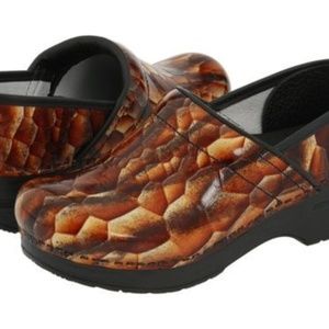 Dansko Professional Tiger's Eye Clogs Shoes Size 37 6.5 7 Patent Leather New